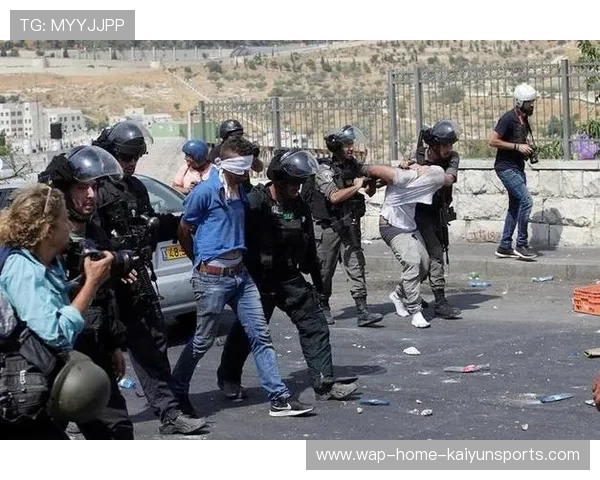 拳击对峙现场起冲突！团队成员全体上前劝架