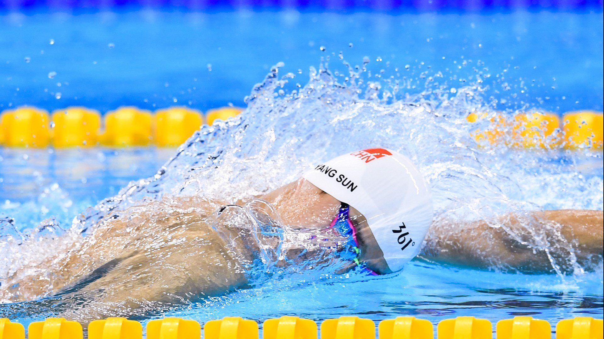 中国马拉松系列赛宁波站沿海赛道吸引上万跑者参赛，宁波马拉松赛事